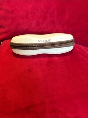 Vogue Cream Eyeglass Case with Brown Zipper